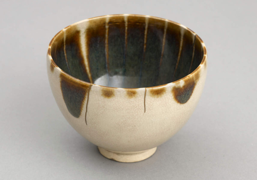 Image of Japanese bowl with kintsugi (golden repair)